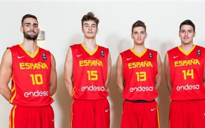 Eric González (dorsal 10) amb alguns companys de selecció